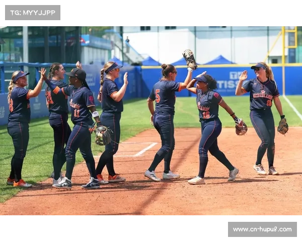 世运会垒球赛现场闷热雷雨交替,气象团队实时更新5分钟预报